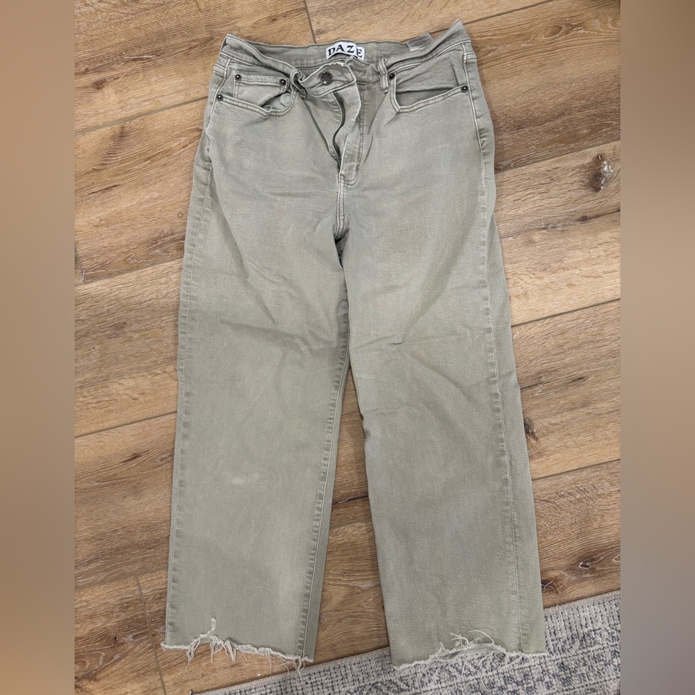 DAZE Women's Straight Leg Jeans in Olive